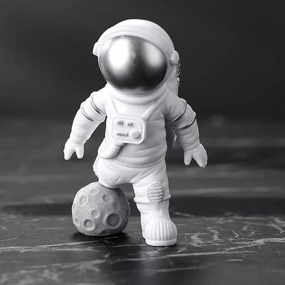 4 figurines d'astronautes