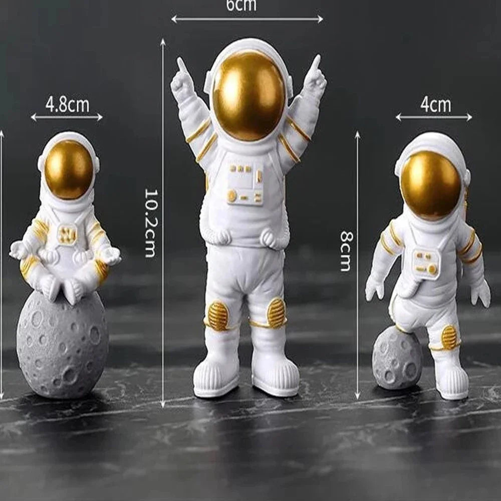 4 figurines d'astronautes