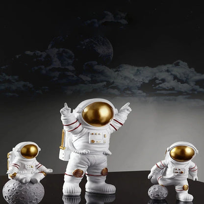 4 figurines d'astronautes